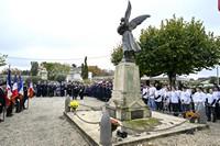 Lundi 11 novembre, une délégation d’élèves des classes de défense du lycée était présente à la cérémonie de commémoration au monument aux morts du Bourg à Villenave d’Ornon pour rendre hommage aux morts pour la France.